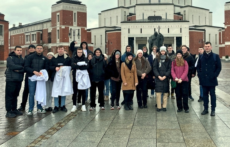 Przed sanktuarium św. Jana Pawła II.