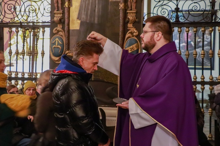 Środa Popielcowa w łowickiej katedrze