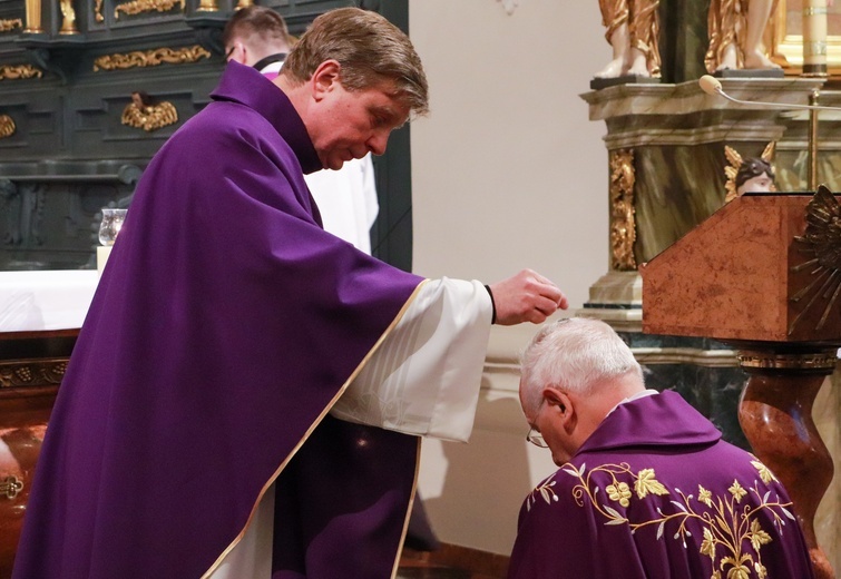 Środa Popielcowa w łowickiej katedrze