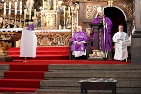 Biskup świdnicki Marek Mendyk w czasie Mszy św. w Środę Popielcową.