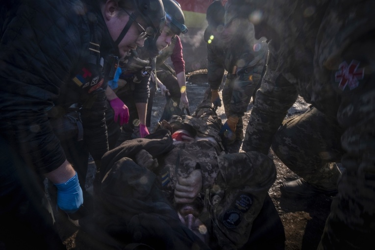 Gliwiccy naukowcy pomagają lekarzom ukraińskim. Pierwsze operacje z bioaktywnymi powłokami na implantach zakończone sukcesem