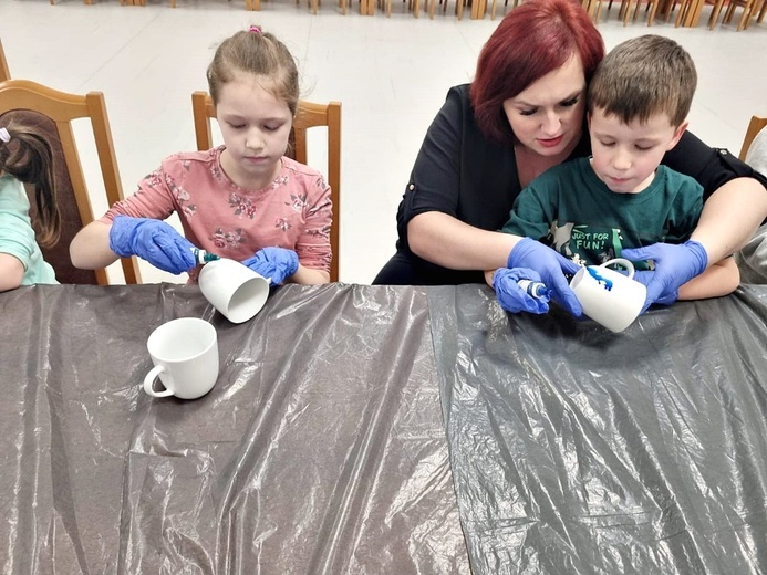 Warsztaty malowania ceramiki w gminie Świdnica