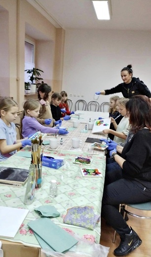 Warsztaty malowania ceramiki w gminie Świdnica