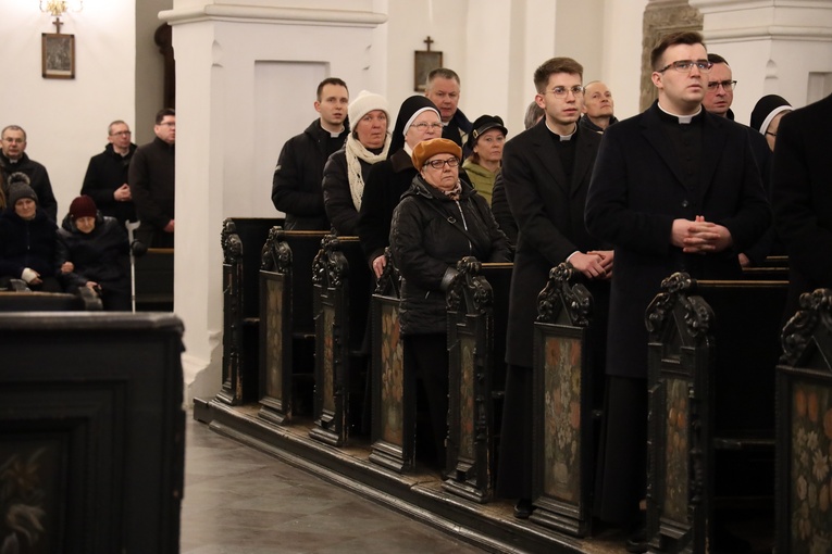 Modlitwa za zranionych w Kościele