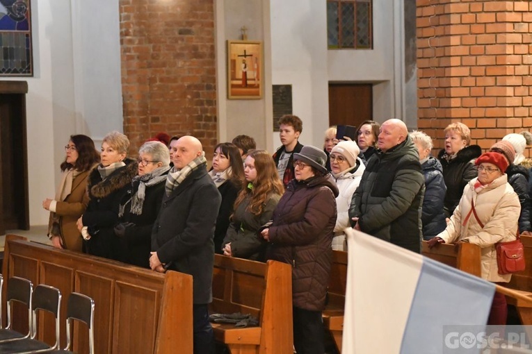 Głogów. Poświęcenie Drogi Krzyżowej i modlitwa o pokój na Ukrainie