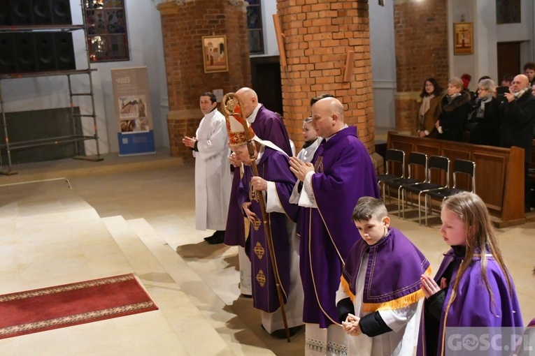 Głogów. Poświęcenie Drogi Krzyżowej i modlitwa o pokój na Ukrainie