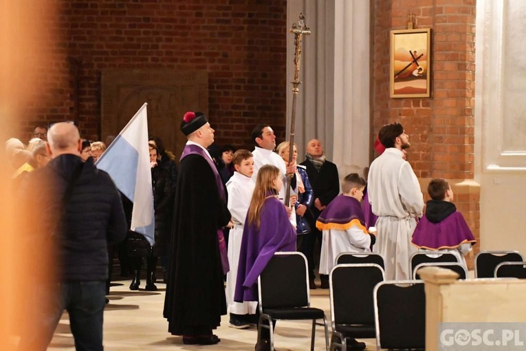 Głogów. Poświęcenie Drogi Krzyżowej i modlitwa o pokój na Ukrainie