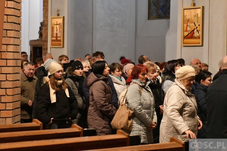 Głogów. Poświęcenie Drogi Krzyżowej i modlitwa o pokój na Ukrainie