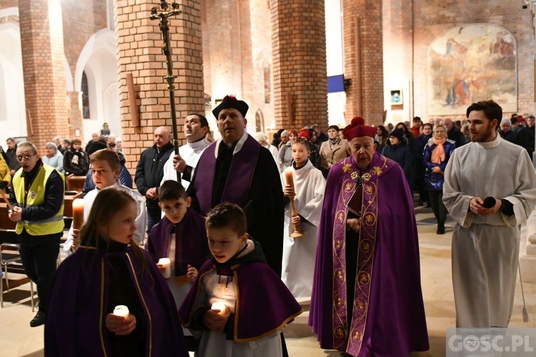 Głogów. Poświęcenie Drogi Krzyżowej i modlitwa o pokój na Ukrainie