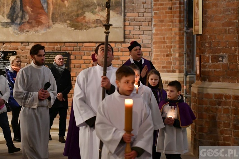 Głogów. Poświęcenie Drogi Krzyżowej i modlitwa o pokój na Ukrainie