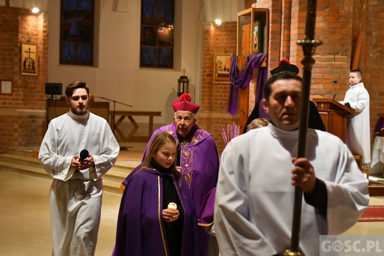 Głogów. Poświęcenie Drogi Krzyżowej i modlitwa o pokój na Ukrainie