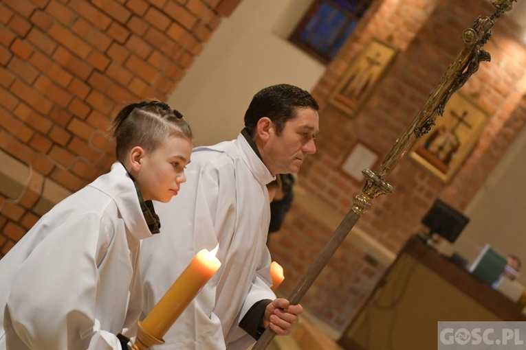 Głogów. Poświęcenie Drogi Krzyżowej i modlitwa o pokój na Ukrainie