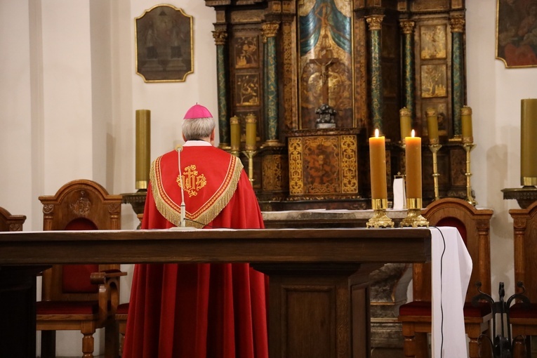 Modlitwa za zranionych w Kościele