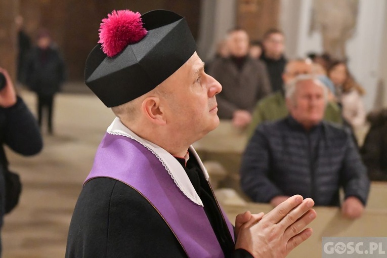 Głogów. Poświęcenie Drogi Krzyżowej i modlitwa o pokój na Ukrainie