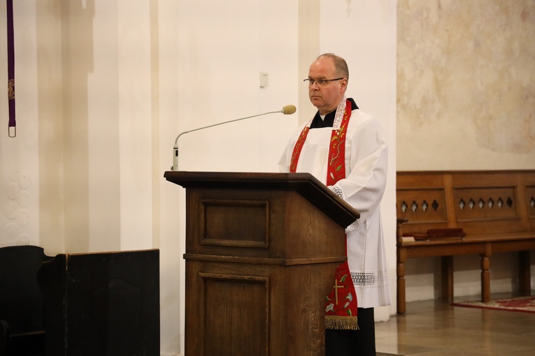 Modlitwa za zranionych w Kościele