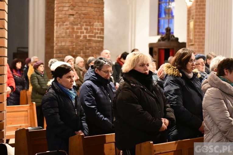 Głogów. Poświęcenie Drogi Krzyżowej i modlitwa o pokój na Ukrainie