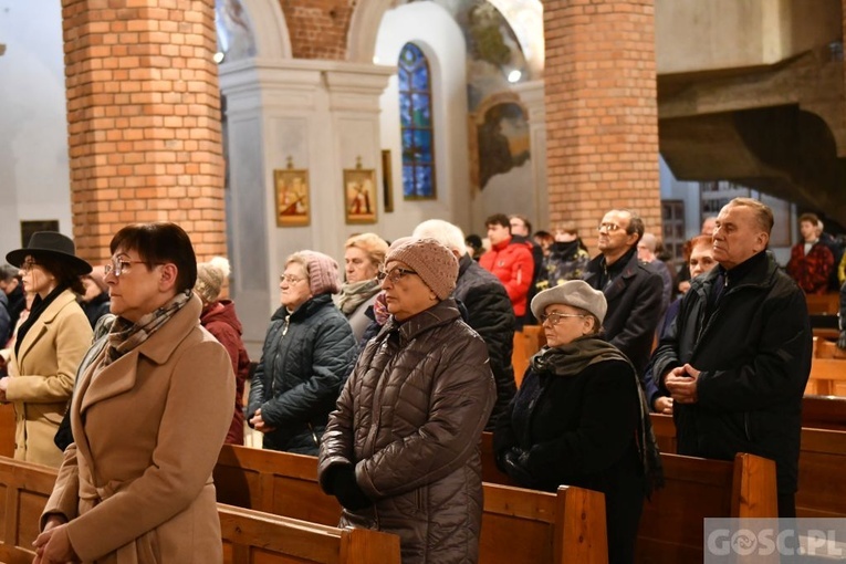 Głogów. Poświęcenie Drogi Krzyżowej i modlitwa o pokój na Ukrainie