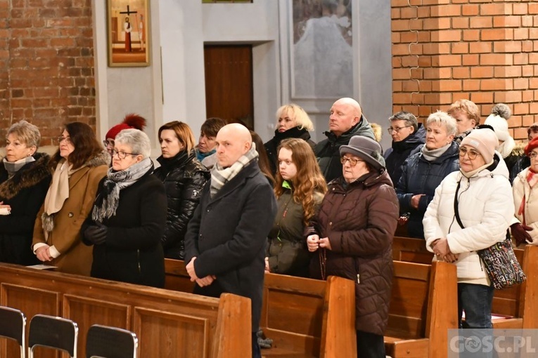 Głogów. Poświęcenie Drogi Krzyżowej i modlitwa o pokój na Ukrainie