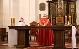 Modlitwa przebłagalna w kościele seminaryjnym.