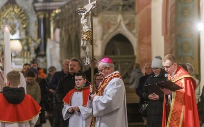 Wraz z wiernymi parafii katedralnej do modlitwy włączył się biskup Marek Mendyk, niosąc krzyż na czele procesji, a po zakończeniu nabożeństwa celebrował Mszę św. w intencji ofiar.
