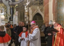 Wraz z wiernymi parafii katedralnej do modlitwy włączył się biskup Marek Mendyk, niosąc krzyż na czele procesji, a po zakończeniu nabożeństwa celebrował Mszę św. w intencji ofiar.