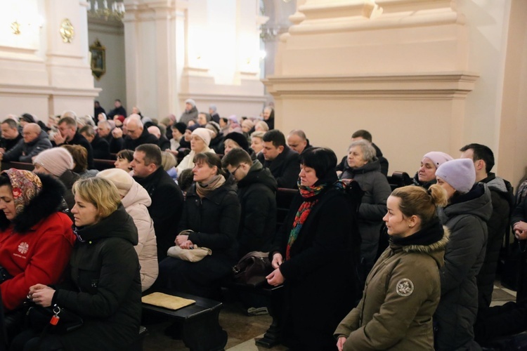 Abp Mokrzycki: modlitwa i post przywrócą pokój w Ukrainie i w naszych sercach