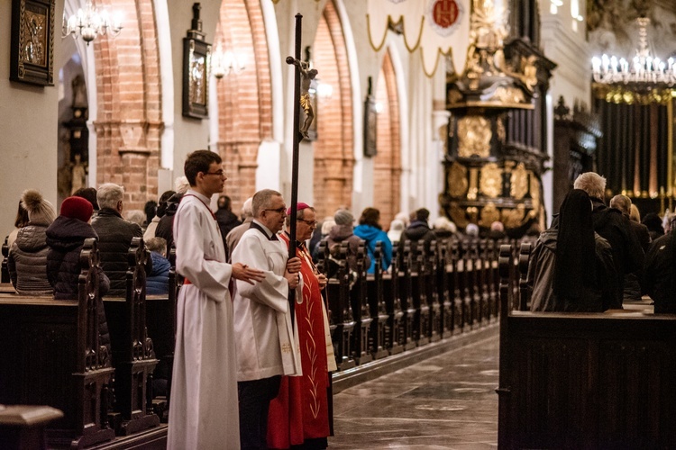 Droga Krzyżowa w intencji osób zranionych w archikatedrze oliwskiej