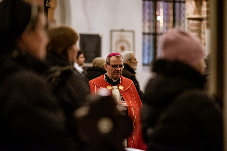 Droga Krzyżowa w intencji osób zranionych w archikatedrze oliwskiej