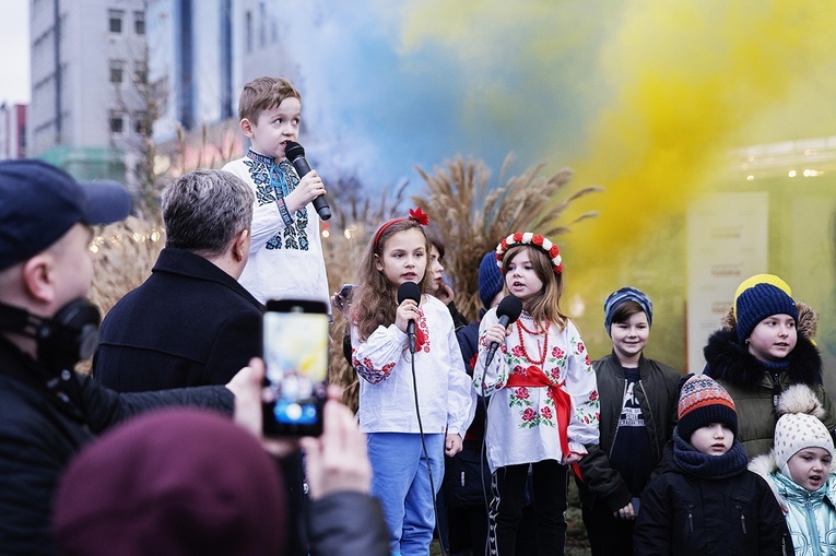 Ukraińskie dzieci zaśpiewały swój hymn narodowy. 