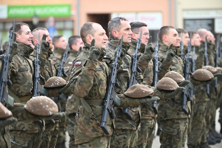 Dzierżoniów. Msza św. i uroczysta przysięga Wojsk Obrony Terytorialnej (WOT)