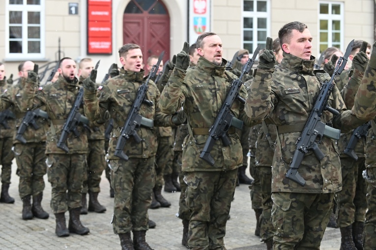 Dzierżoniów. Msza św. i uroczysta przysięga Wojsk Obrony Terytorialnej (WOT)