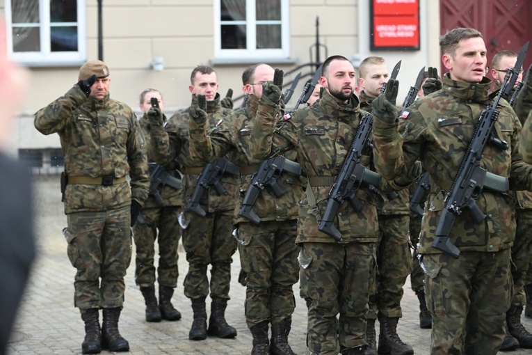 Dzierżoniów. Msza św. i uroczysta przysięga Wojsk Obrony Terytorialnej (WOT)