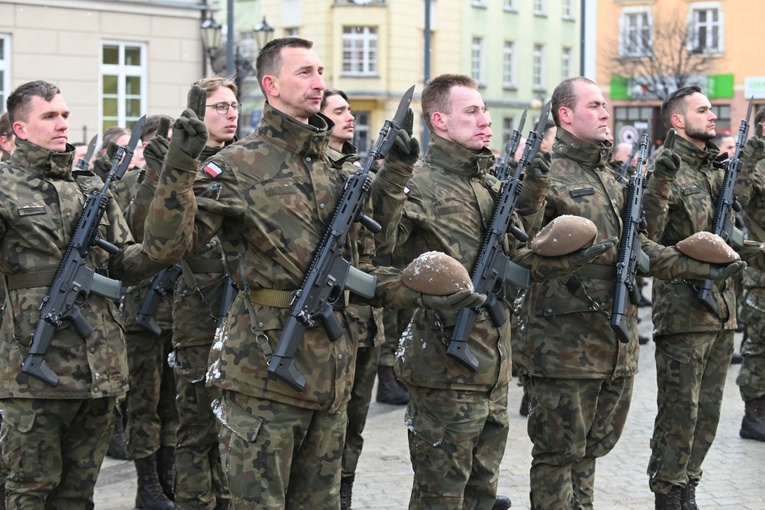 Dzierżoniów. Msza św. i uroczysta przysięga Wojsk Obrony Terytorialnej (WOT)