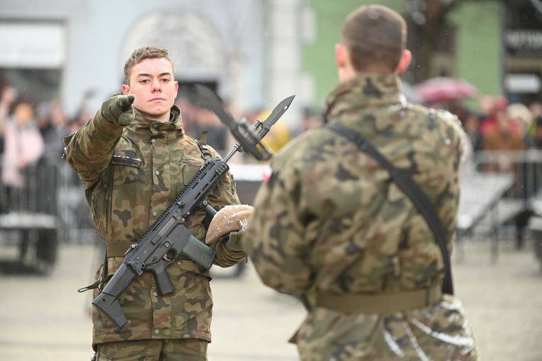Dzierżoniów. Msza św. i uroczysta przysięga Wojsk Obrony Terytorialnej (WOT)