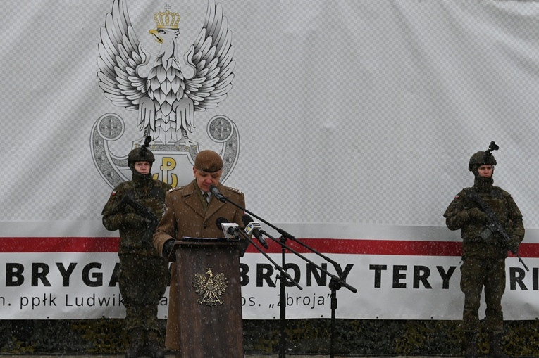 Dzierżoniów. Msza św. i uroczysta przysięga Wojsk Obrony Terytorialnej (WOT)