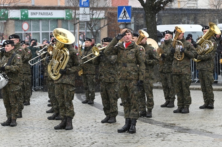 Dzierżoniów. Msza św. i uroczysta przysięga Wojsk Obrony Terytorialnej (WOT)