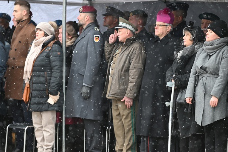 Dzierżoniów. Msza św. i uroczysta przysięga Wojsk Obrony Terytorialnej (WOT)