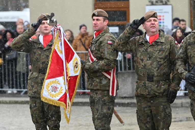 Dzierżoniów. Msza św. i uroczysta przysięga Wojsk Obrony Terytorialnej (WOT)