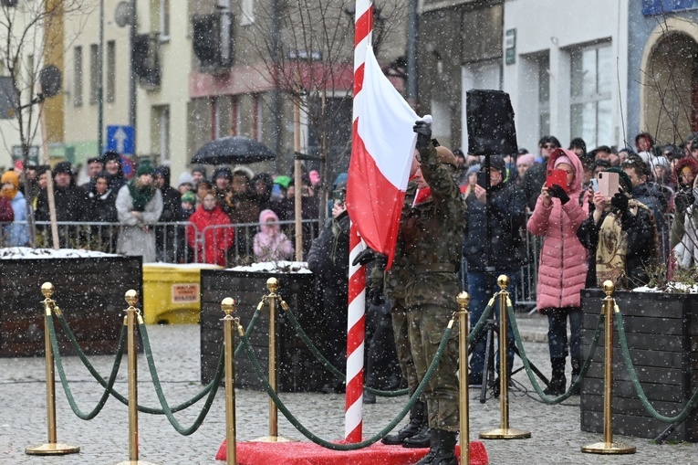 Dzierżoniów. Msza św. i uroczysta przysięga Wojsk Obrony Terytorialnej (WOT)