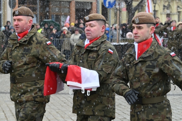 Dzierżoniów. Msza św. i uroczysta przysięga Wojsk Obrony Terytorialnej (WOT)