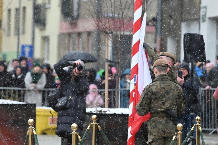 Dzierżoniów. Msza św. i uroczysta przysięga Wojsk Obrony Terytorialnej (WOT)