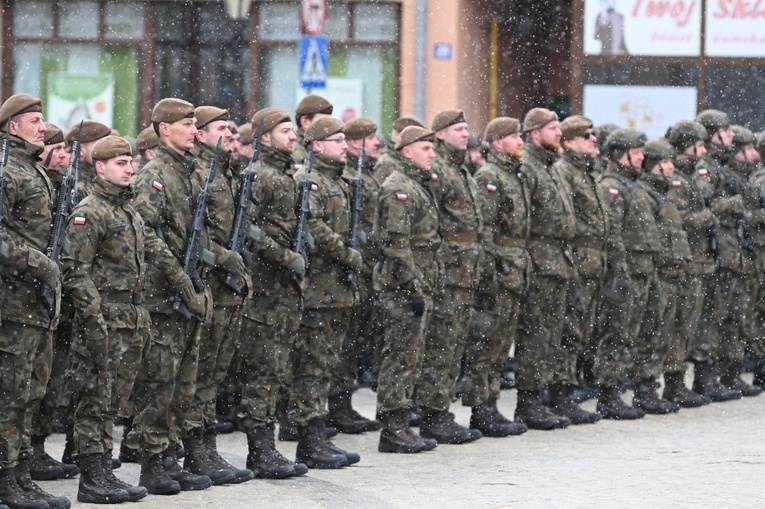 Dzierżoniów. Msza św. i uroczysta przysięga Wojsk Obrony Terytorialnej (WOT)