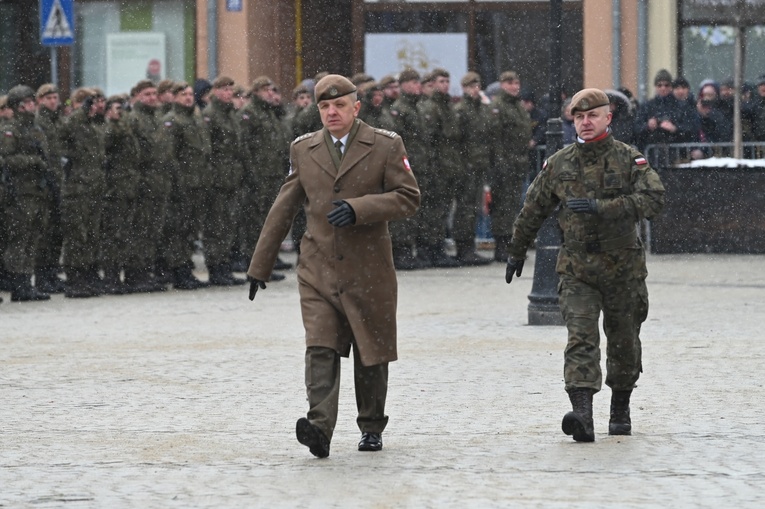 Dzierżoniów. Msza św. i uroczysta przysięga Wojsk Obrony Terytorialnej (WOT)