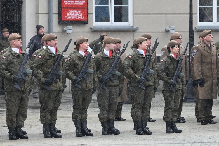 Dzierżoniów. Msza św. i uroczysta przysięga Wojsk Obrony Terytorialnej (WOT)