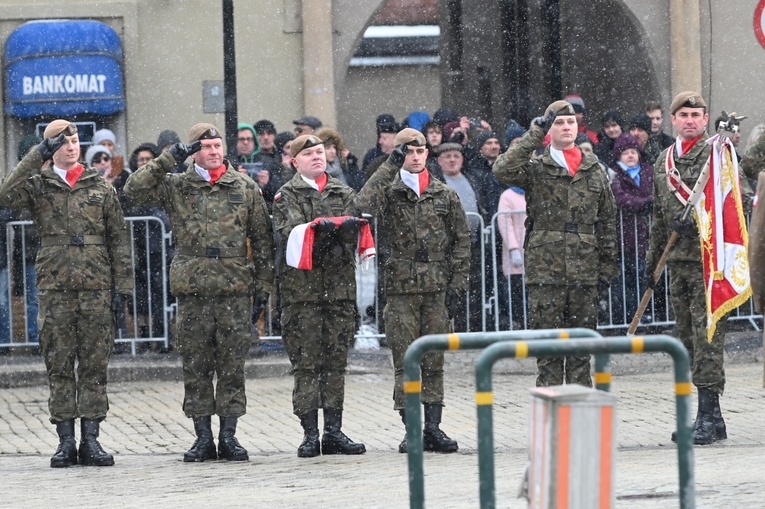 Dzierżoniów. Msza św. i uroczysta przysięga Wojsk Obrony Terytorialnej (WOT)