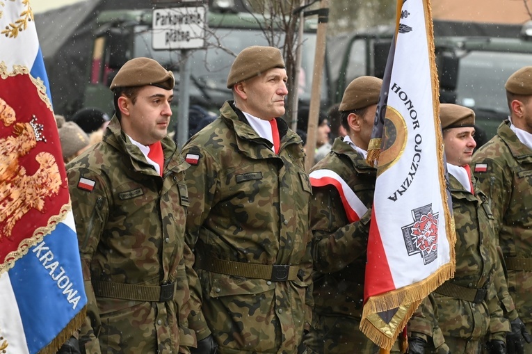 Dzierżoniów. Msza św. i uroczysta przysięga Wojsk Obrony Terytorialnej (WOT)