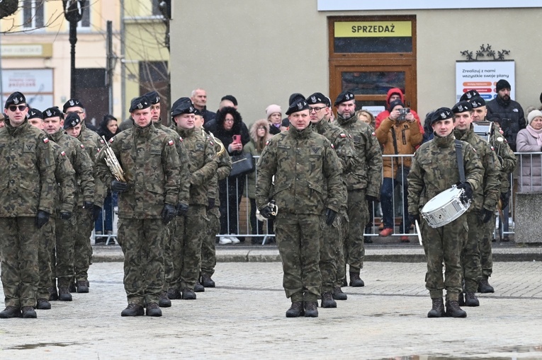 Dzierżoniów. Msza św. i uroczysta przysięga Wojsk Obrony Terytorialnej (WOT)