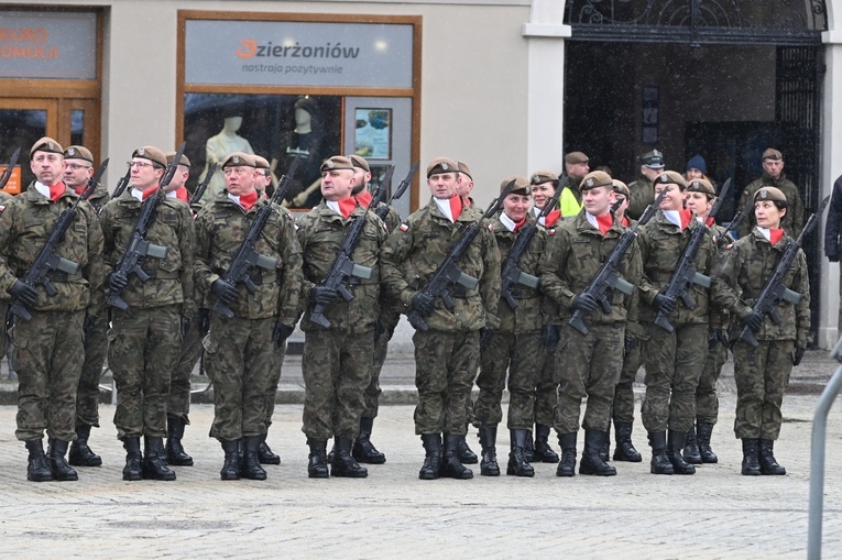 Dzierżoniów. Msza św. i uroczysta przysięga Wojsk Obrony Terytorialnej (WOT)