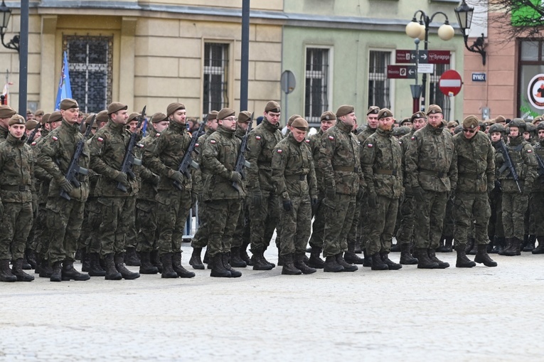 Dzierżoniów. Msza św. i uroczysta przysięga Wojsk Obrony Terytorialnej (WOT)