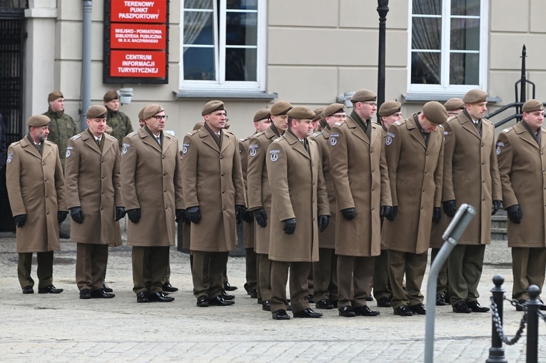 Dzierżoniów. Msza św. i uroczysta przysięga Wojsk Obrony Terytorialnej (WOT)